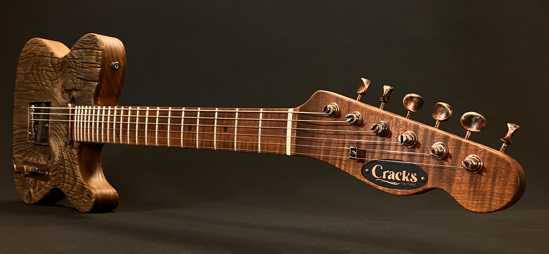 gravure logo Cracks Guitars sur plaque métalique