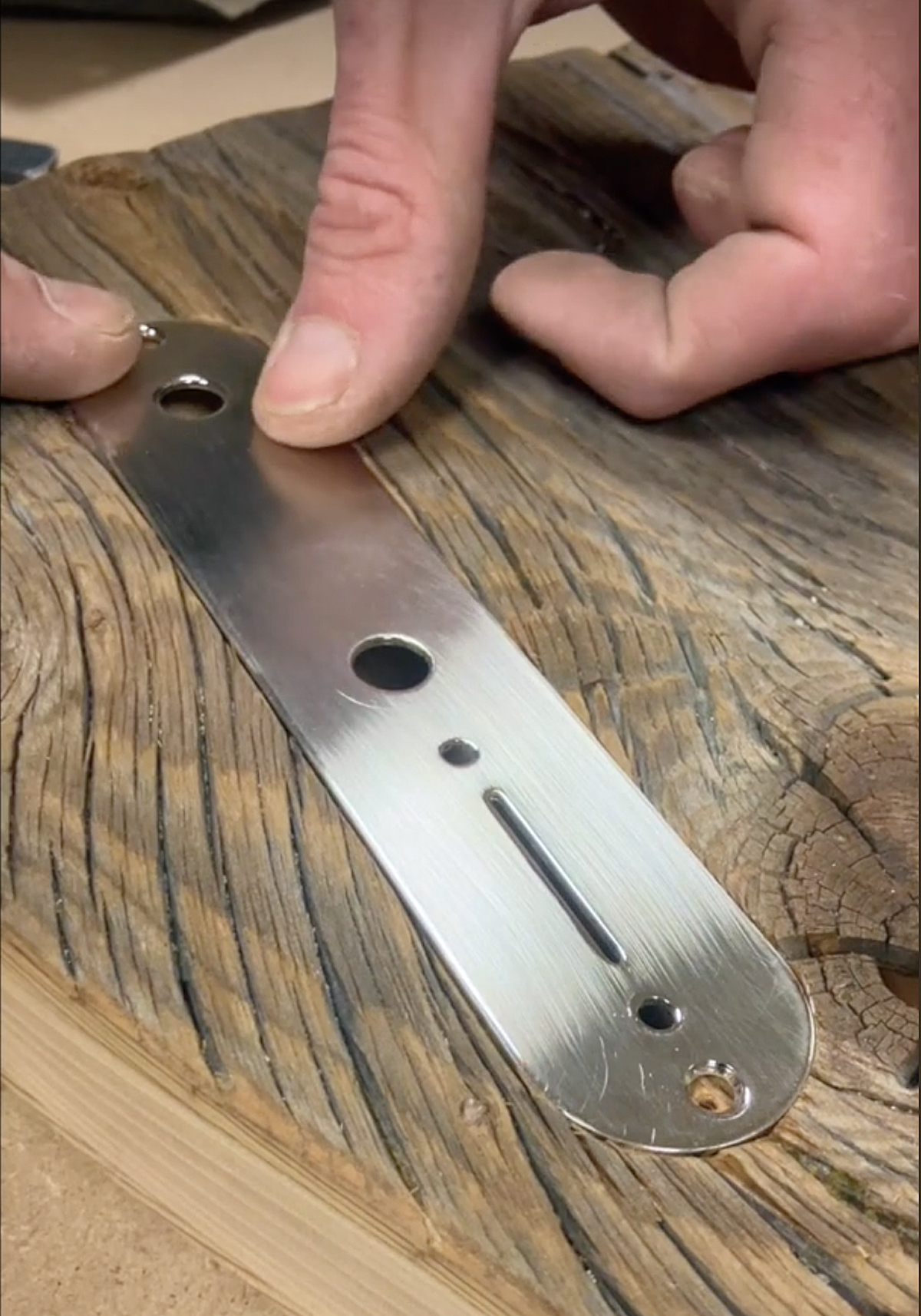 travail de lutherie sur guitare électrique