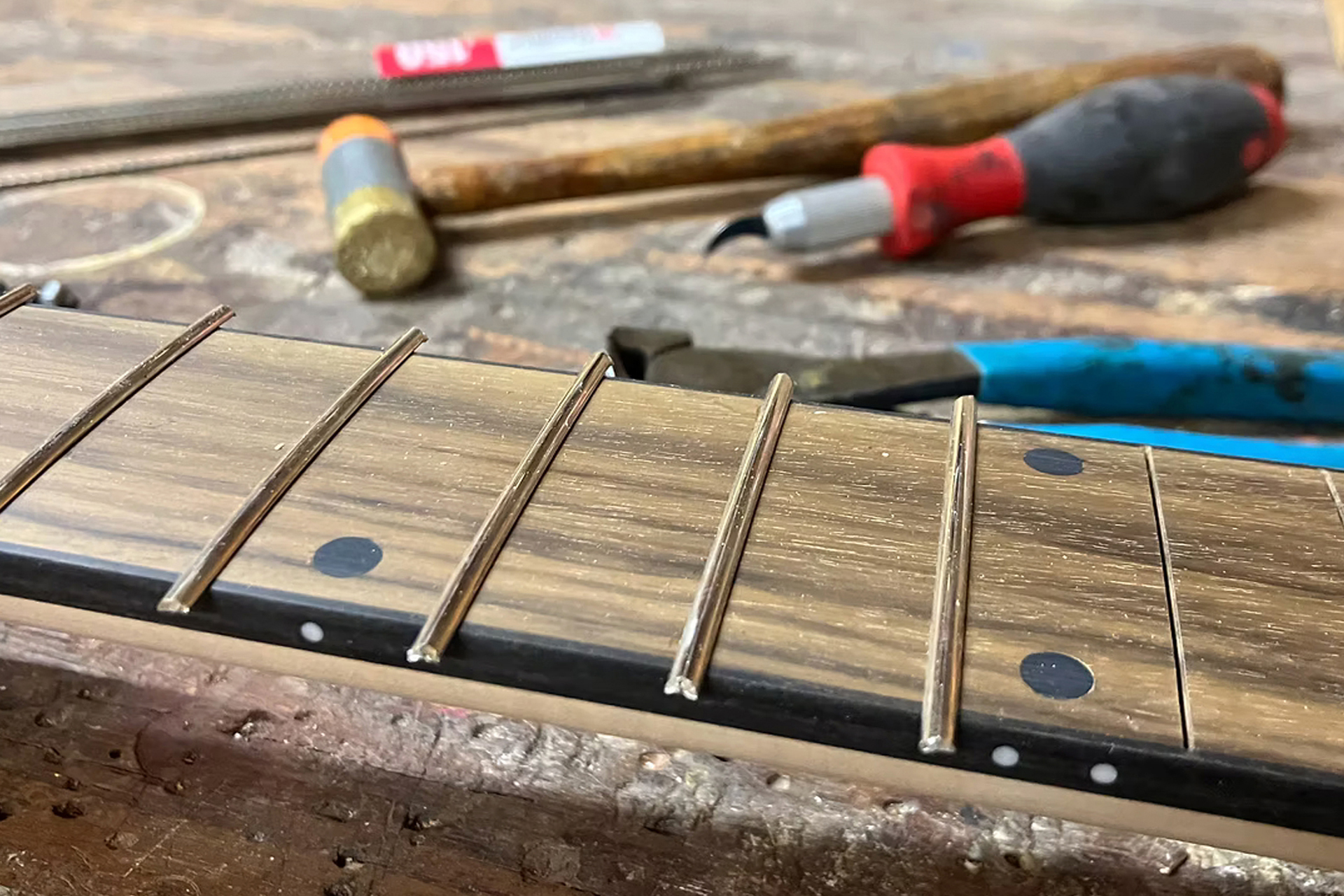 photo ambiance outils de travail du luthier