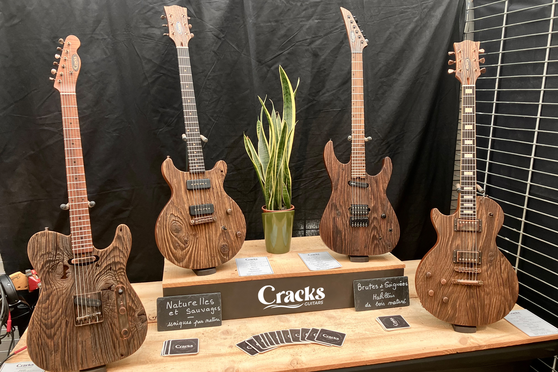 Logo Cracks Guitars sur stand de guitares