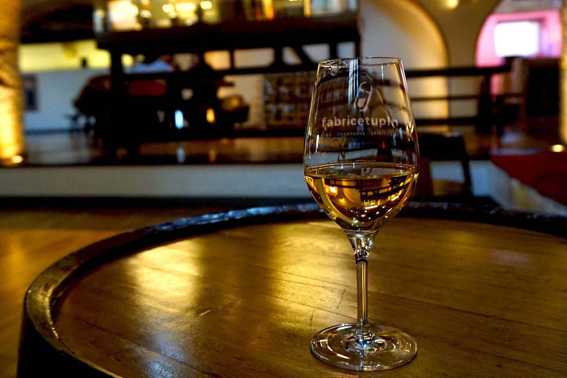 logo Fabrice Tupin sur verre de vin