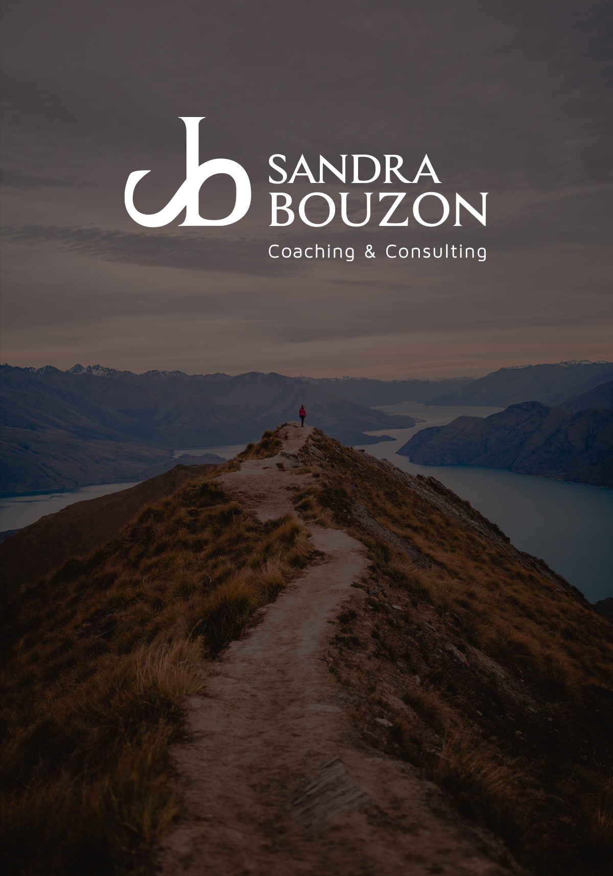 Logo Sandra Bouzon blanc sur visuel ambiance montagne